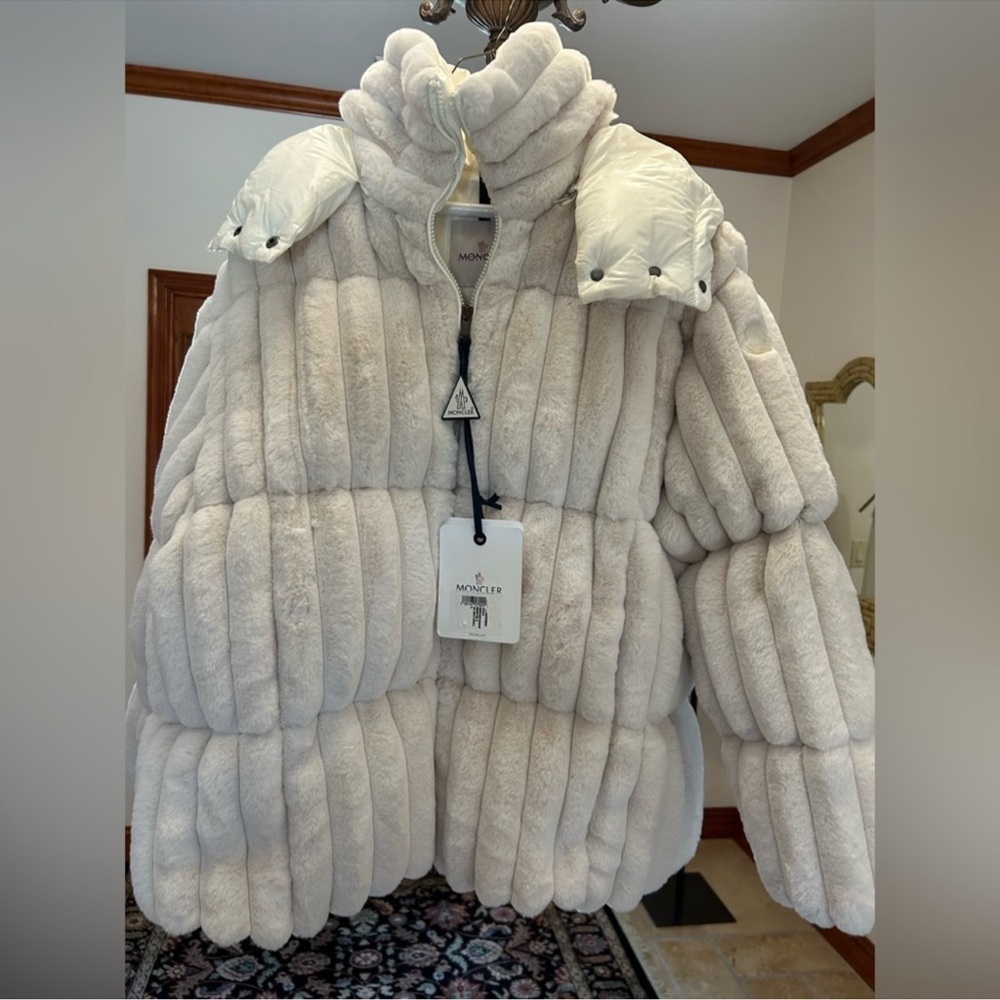 Montcler white fare faux fur detachable hood down jacket size 3NWT - Picture 2 of 16